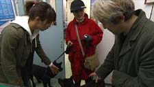 2匹の甲斐犬を見る二人